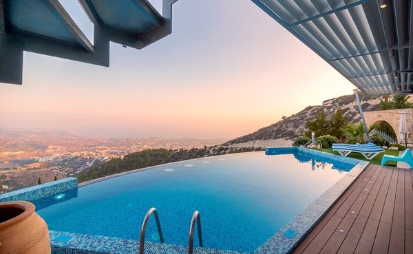 Ce qu'il faut savoir sur les piscines à débordement