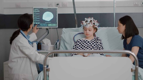 De l'élégance classique au glamour moderne : découvrez l'évolution des styles de robes au fil des décennies