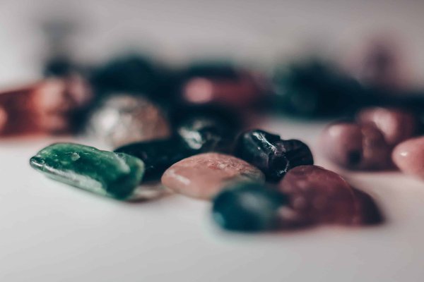 Guide de la lithothérapie : les pouvoirs des pierres brutes