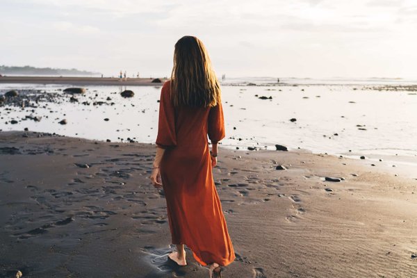 La robe terracotta : un incontournable de votre garde-robe